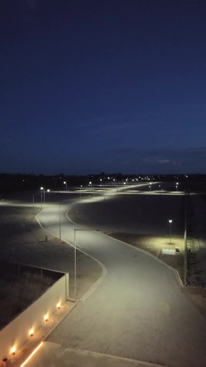 Calles iluminadas de Almaraz vistas desde el aire